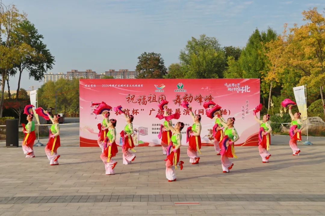 舞动广场情谊浓，亲爱的舞友集结